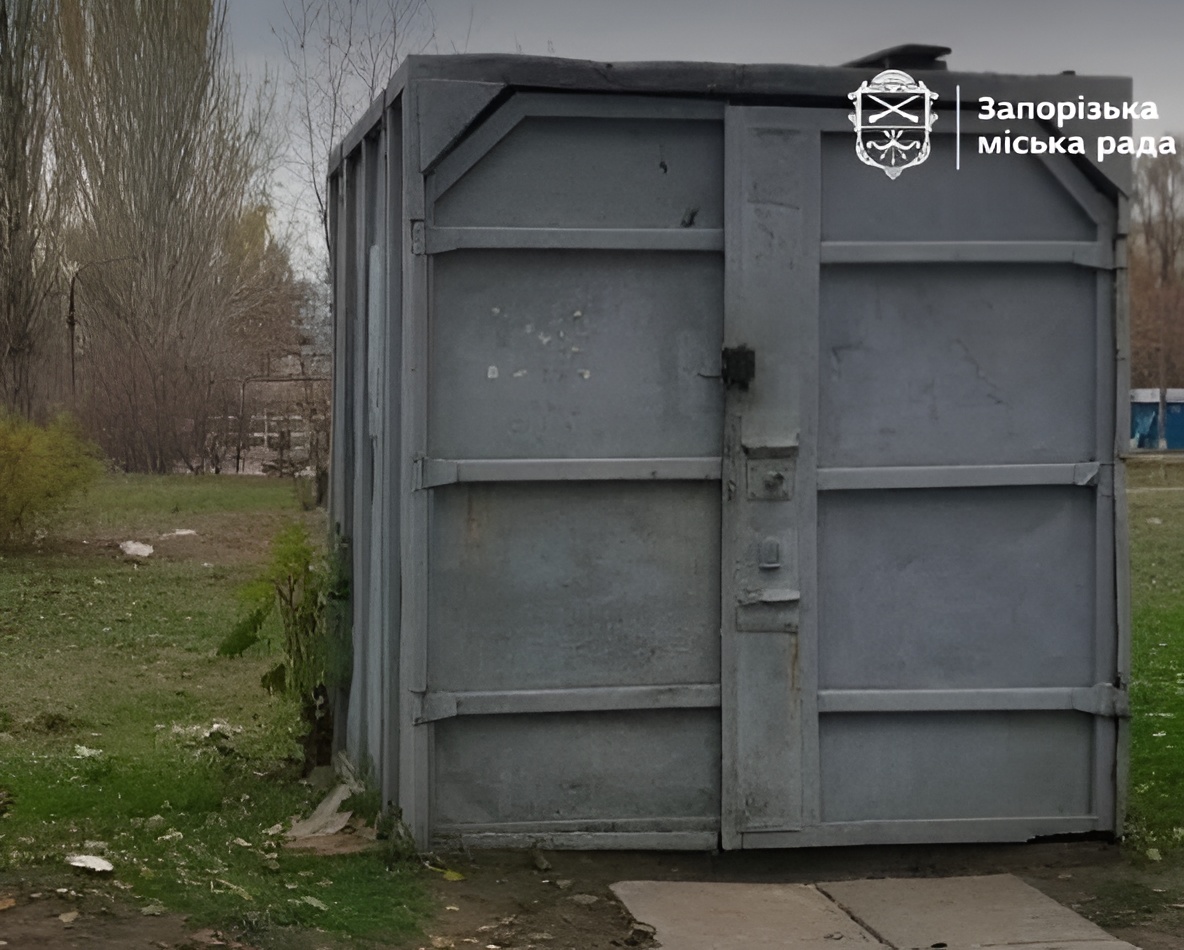 Без примусу та витрат з бюджету — у Запоріжжі власник сам прибрав незаконну споруду (фото)