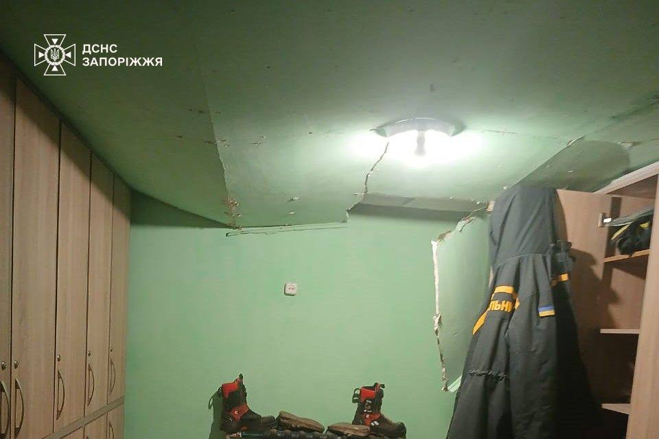 Били по цивільній інфраструктурі - російський БПЛА пошкодив пожежно-рятувальну частину у Запорізькому районі (фото)