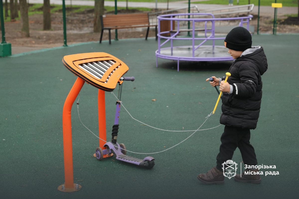 Був аварійним, а став інклюзивним - в парку у Запоріжжі відкрили інклюзивні дитячі та спортивні майданчики (фото)