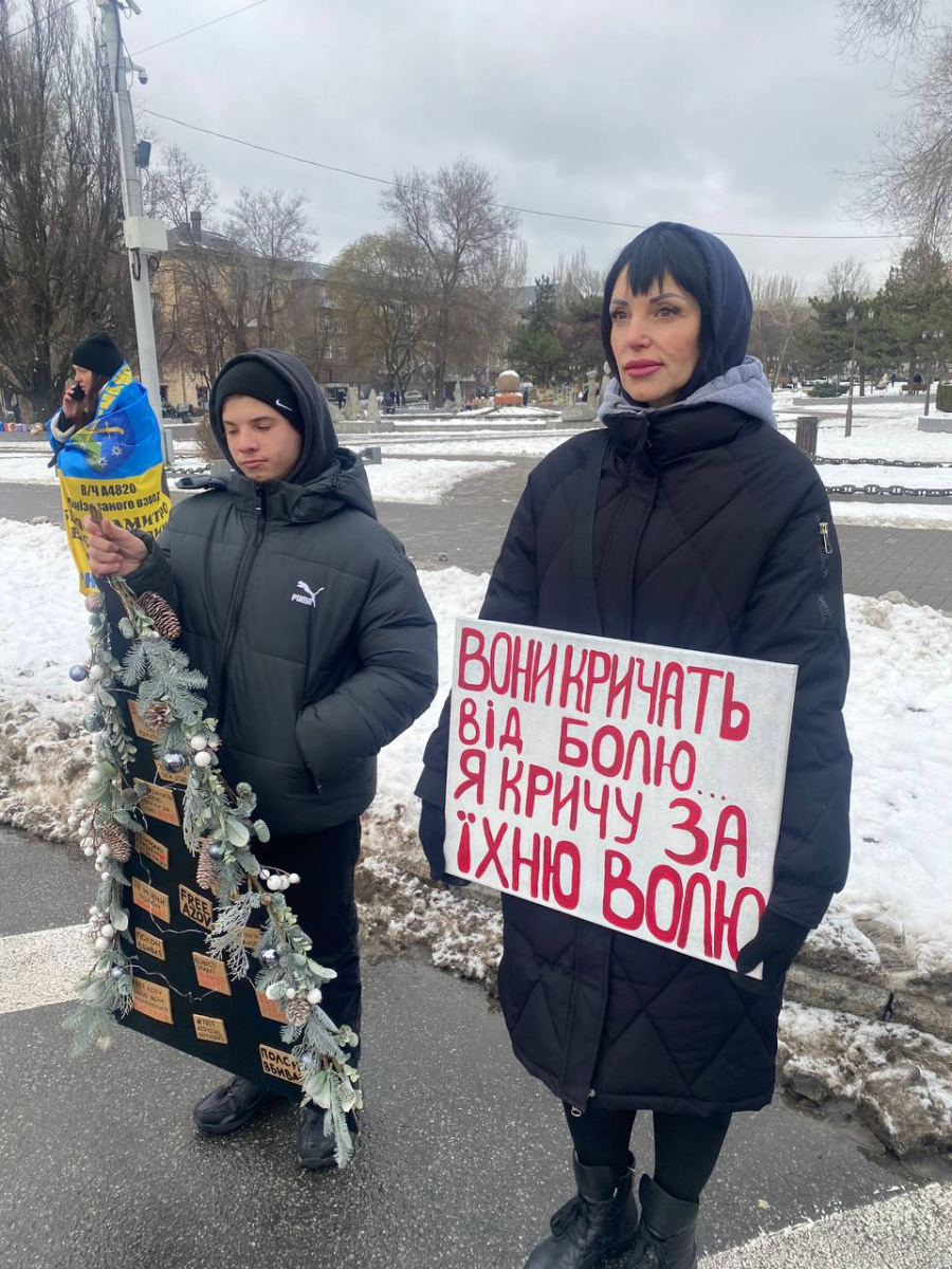 Четверте Різдво в полоні - у центрі Запоріжжя встановили ялинку з колючим дротом та стіл з порожніми стільцями (фото)