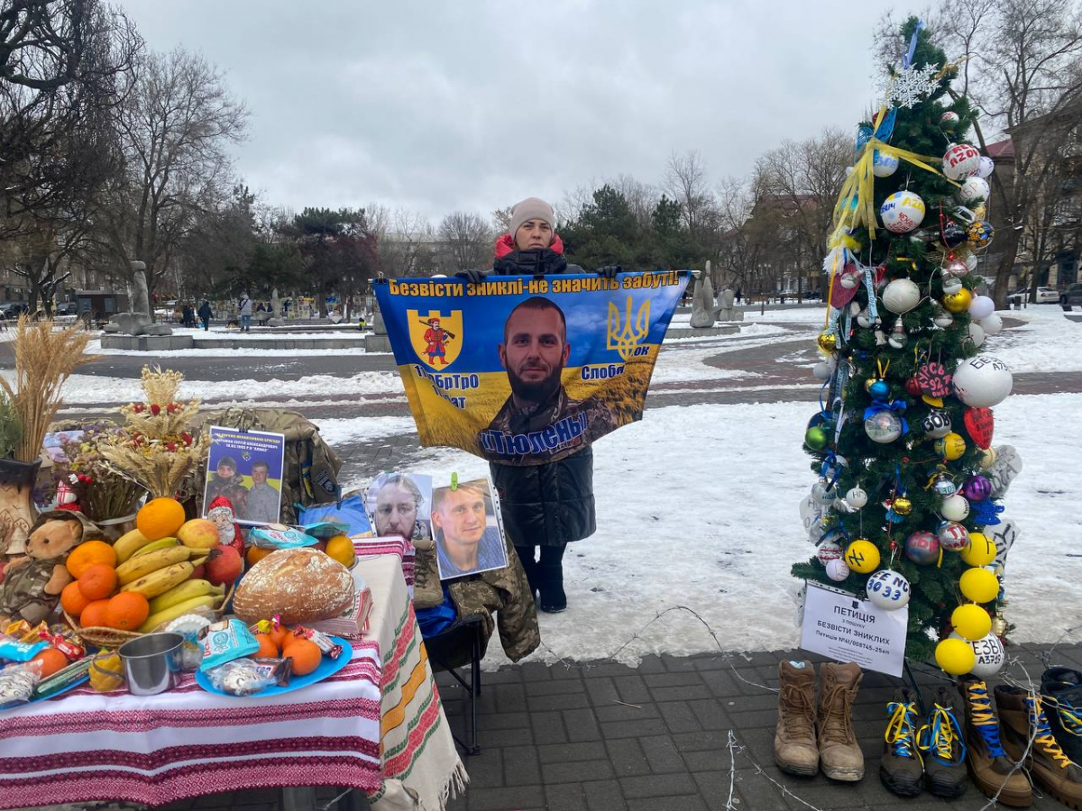 Четверте Різдво в полоні - у центрі Запоріжжя встановили ялинку з колючим дротом та стіл з порожніми стільцями (фото)