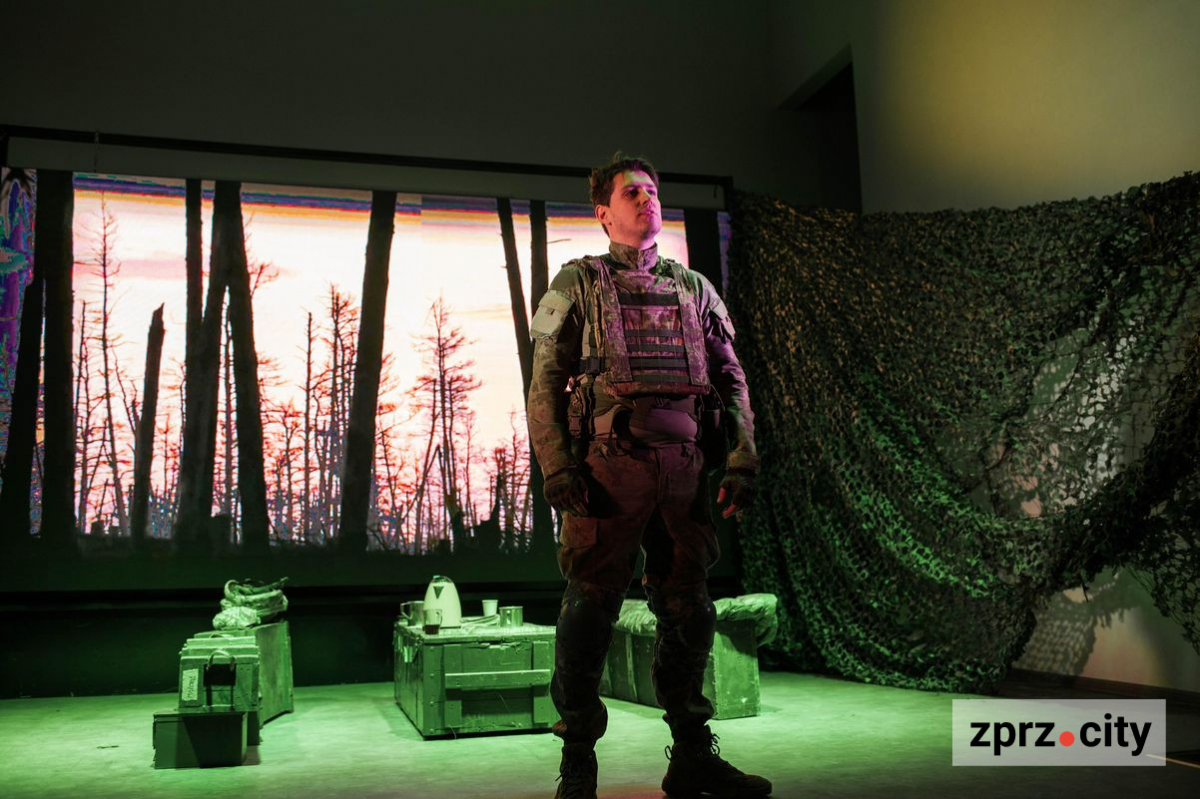 "Ця вистава більш направлена на цивільних" - у Запоріжжі показали п'єсу, засновану на листах і постах військових