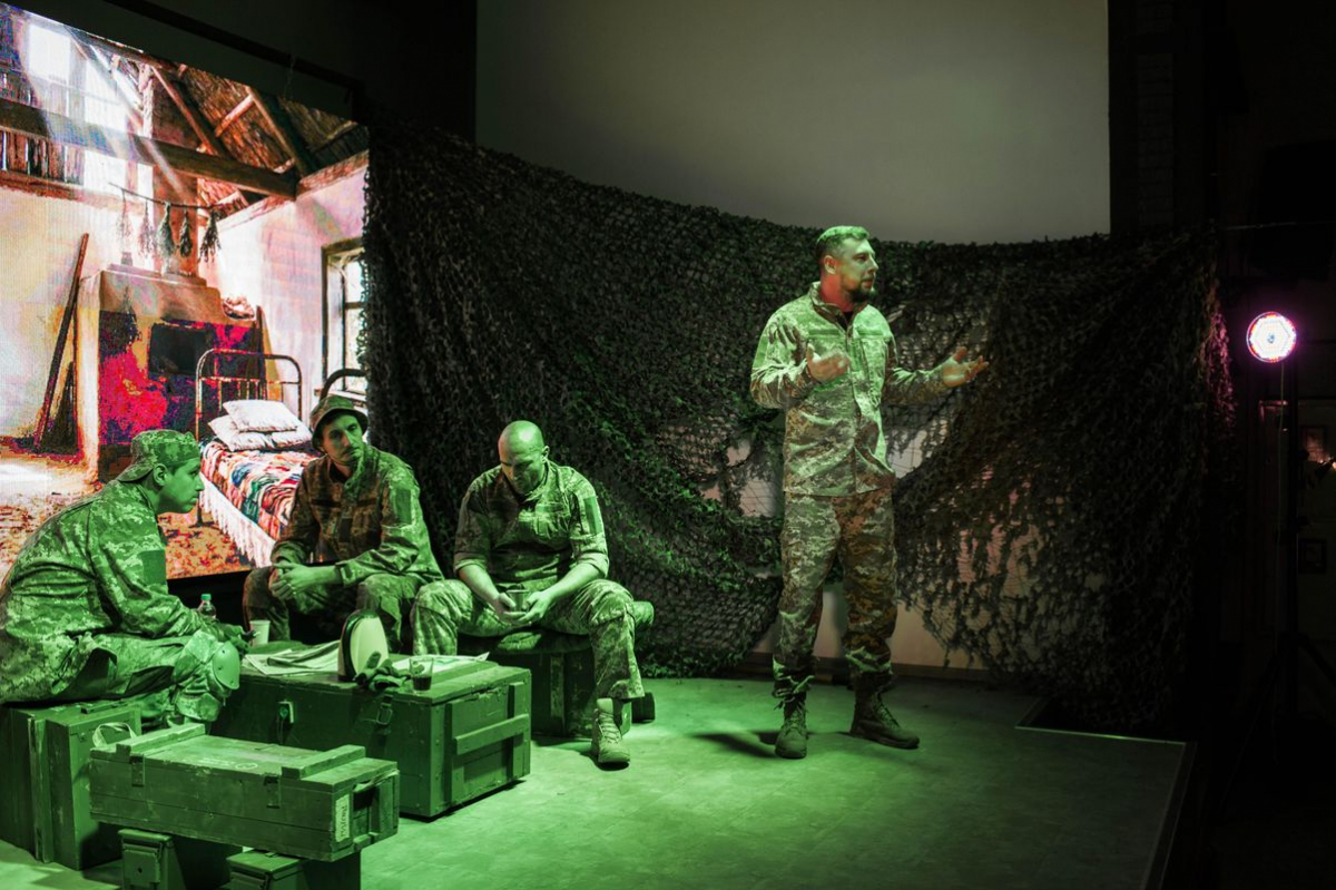 "Ця вистава більш направлена на цивільних" - у Запоріжжі показали п'єсу, засновану на листах і постах військових