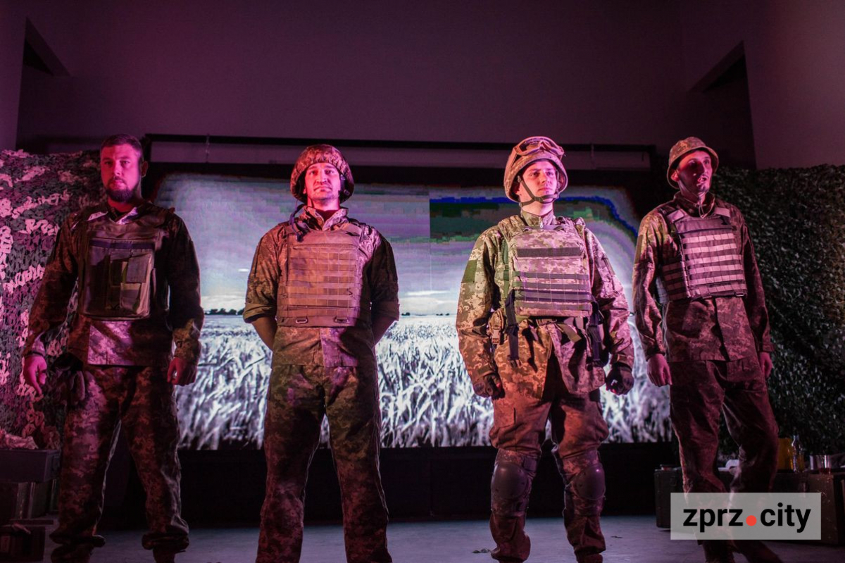 "Ця вистава більш направлена на цивільних" - у Запоріжжі показали п'єсу, засновану на листах і постах військових