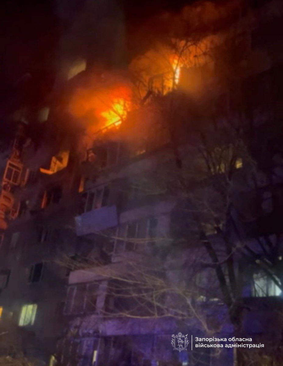 Дрон влучив у багатоповерхівку — росіяни атакували житловий будинок у Запоріжжі (фото, відео)
