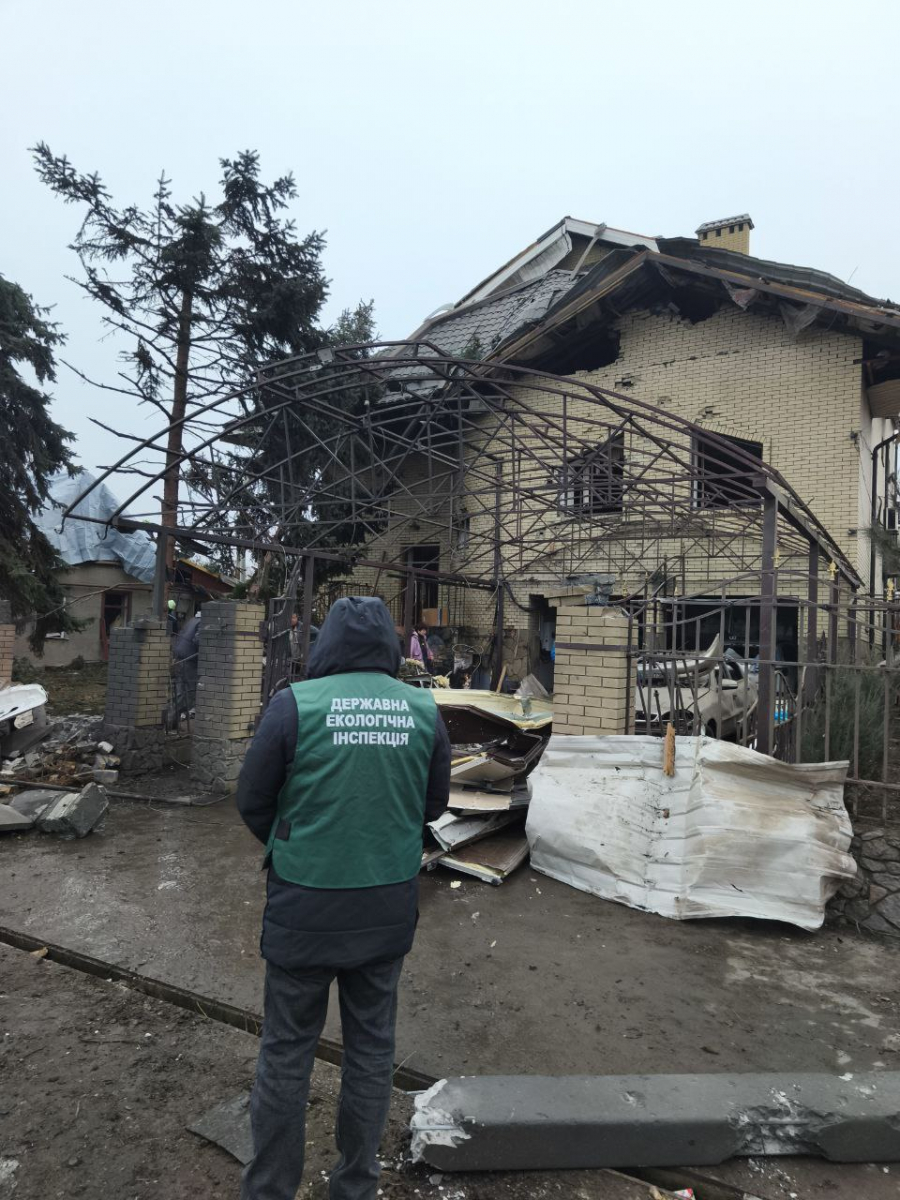 Екологи фіксують наслідки ворожих ударів — у двох районах Запоріжжя виявили значну шкоду довкіллю (фото)