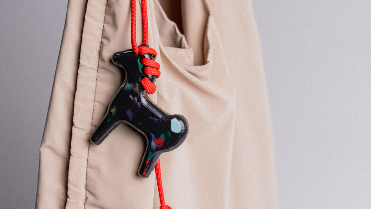 "Коник з Хортиці" - волонтери створили брелок зі 100% переробленого пластику, який зібрали на острові (відео)