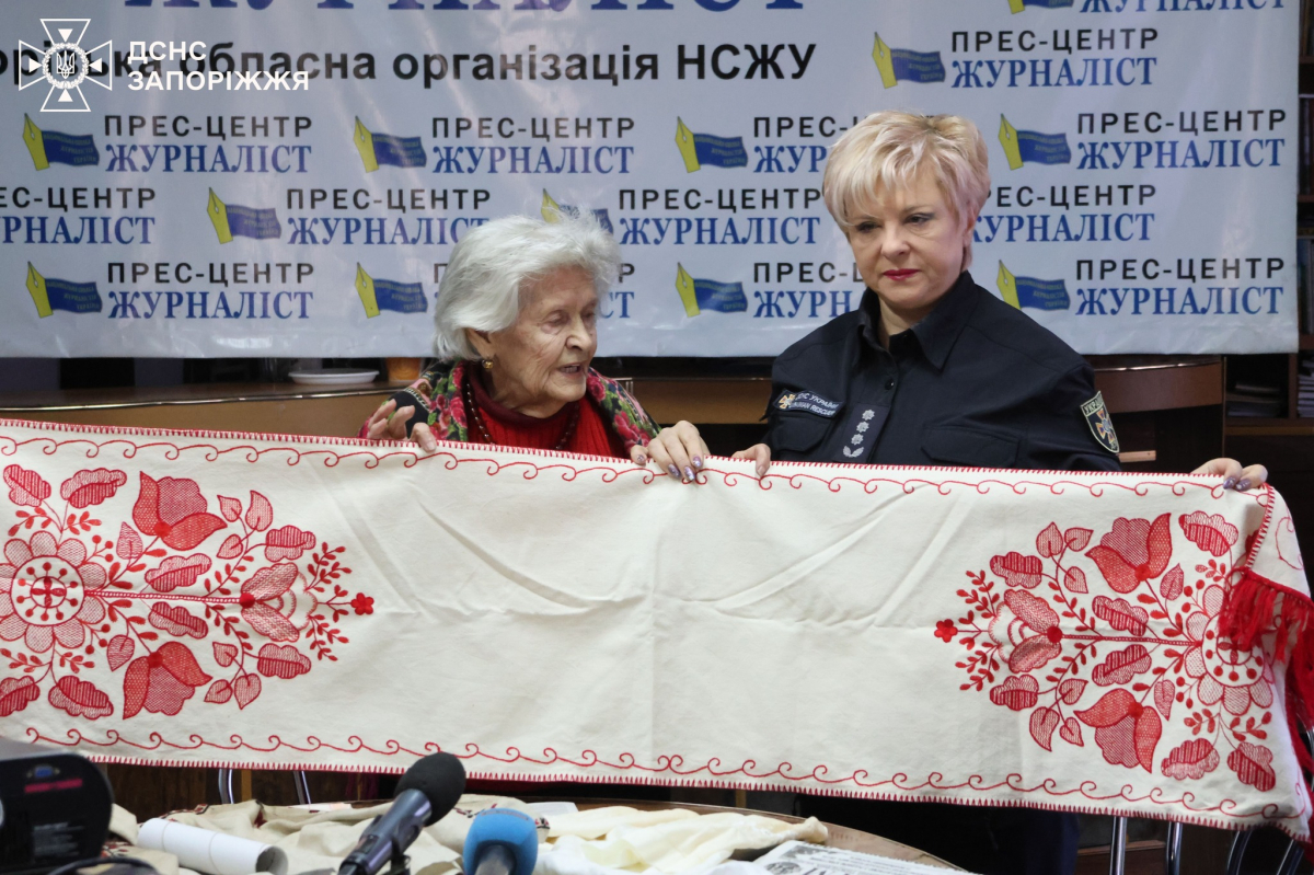 "Кожен хрестик — це молитва":  врятована під час обстрілу 90-річна запоріжанка подарувала ДСНС власноруч вишитий рушник