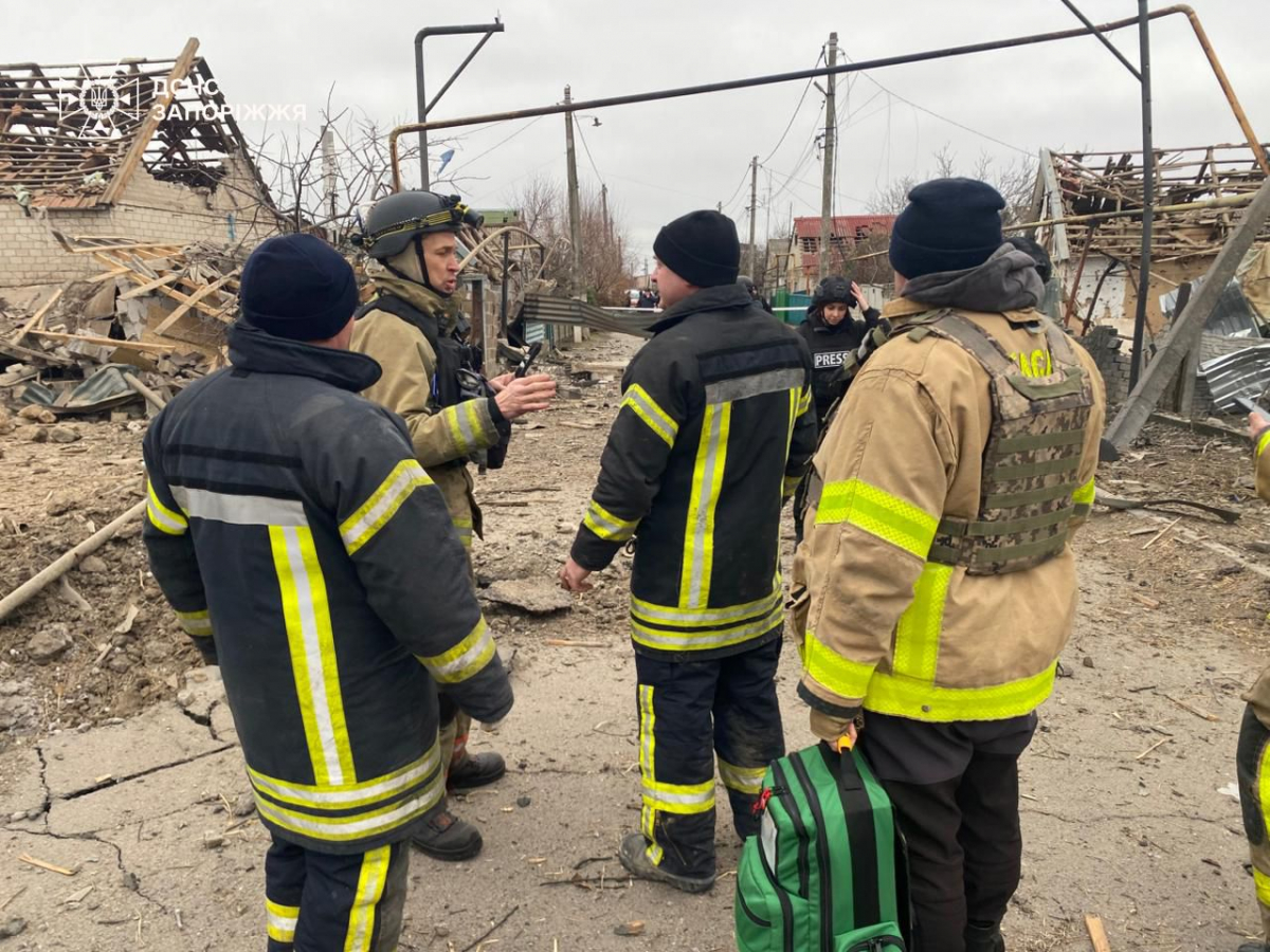 "Мені тільки що з голови діставали скло" - мешканці Запоріжжя розповіли, як пережили авіаудар КАБами (фото)