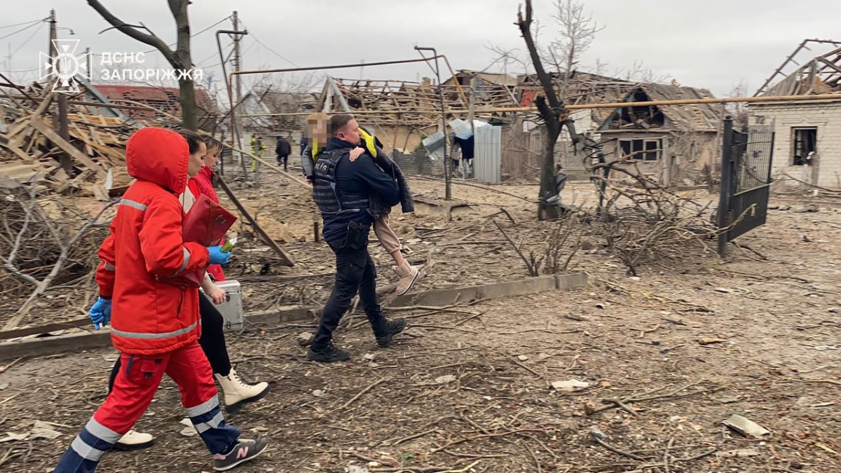 "Мені тільки що з голови діставали скло" - мешканці Запоріжжя розповіли, як пережили авіаудар КАБами (фото)