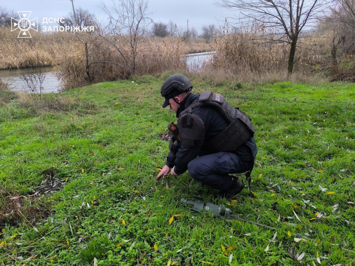 Метр за метром до безпеки - запорізькі піротехніки продовжують роботу на деокупованій Херсонщині (фото)