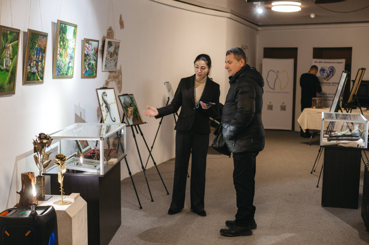 Мистецтво допомагає повернутись до мирного життя - у Запоріжжі відкрили виставку ветеранів та їхніх родин