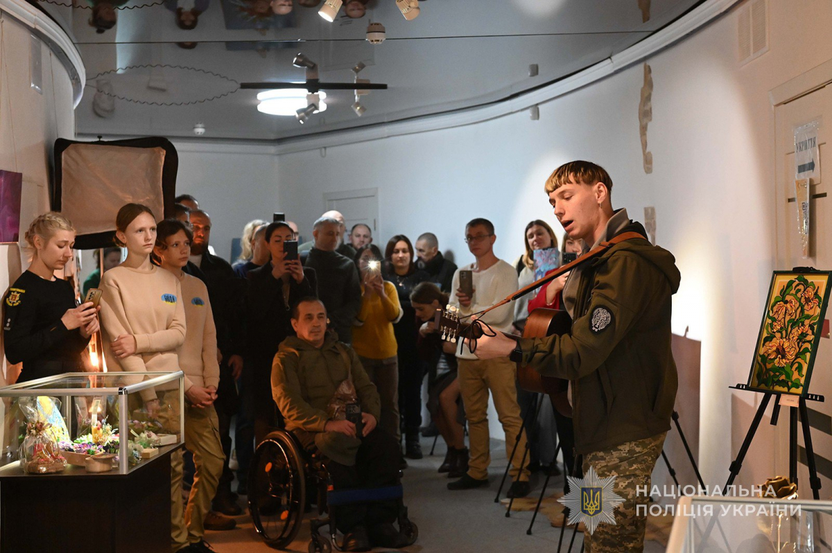 Мистецтво допомагає повернутись до мирного життя - у Запоріжжі відкрили виставку ветеранів та їхніх родин