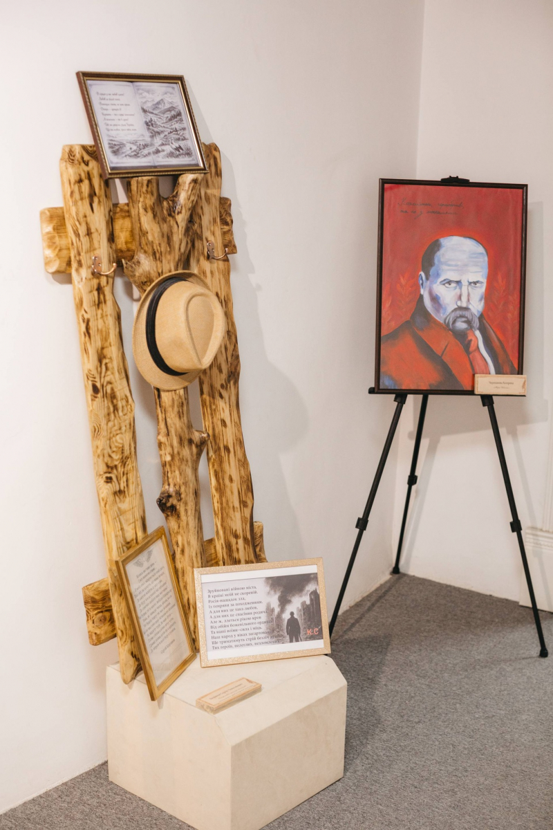 Мистецтво допомагає повернутись до мирного життя - у Запоріжжі відкрили виставку ветеранів та їхніх родин