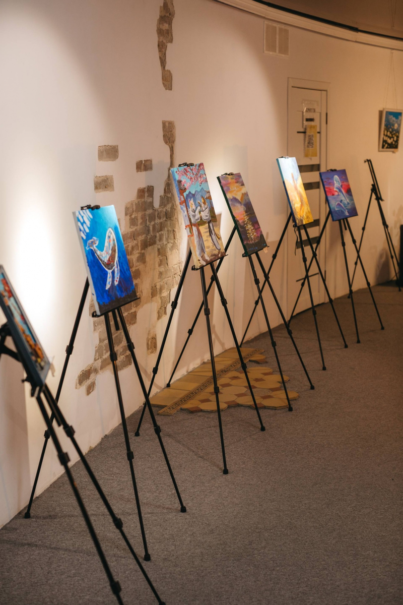 Мистецтво допомагає повернутись до мирного життя - у Запоріжжі відкрили виставку ветеранів та їхніх родин