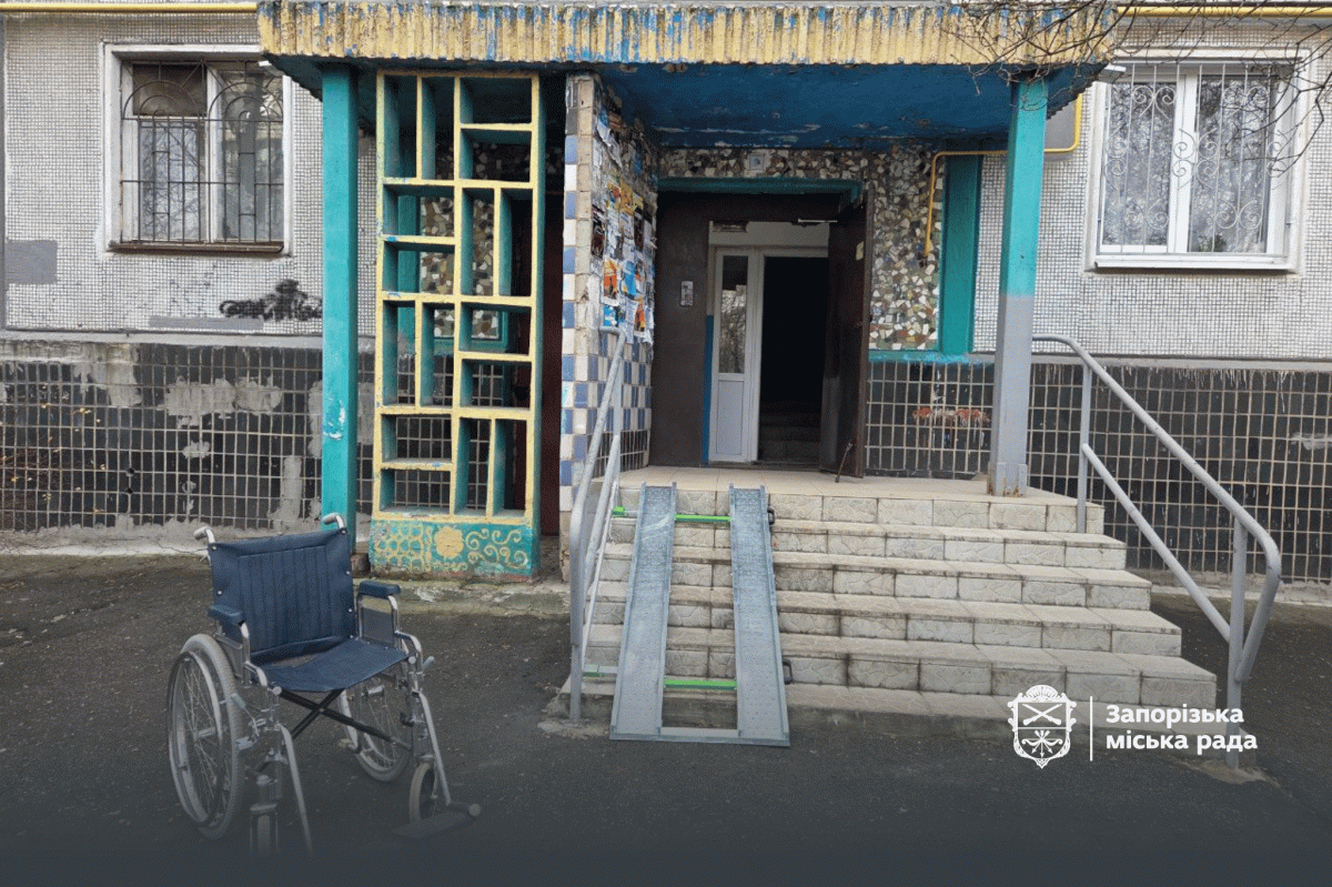 Місто без бар’єрів - у Хортицькому районі Запоріжжя встановили одразу два пандуси (фото)