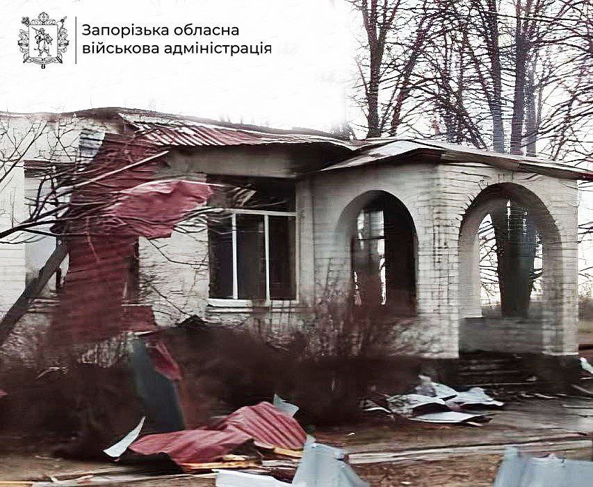 На Запоріжжі російський безпілотник влучив у цивільний автомобіль - поранено водія (фото)