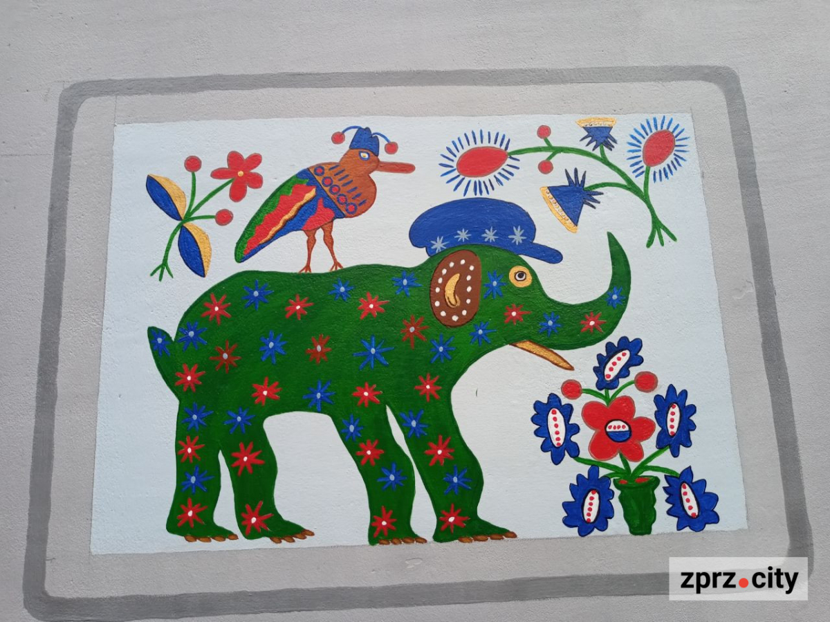 На запорізькій багатоповерхівці стало ще більше фантастичних звірів - фото