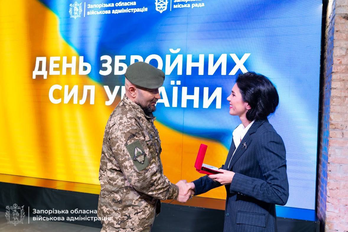 Нагороди, відданість і пам’ять про полеглих Героїв - в Запоріжжі відзначили День ЗСУ (фото)