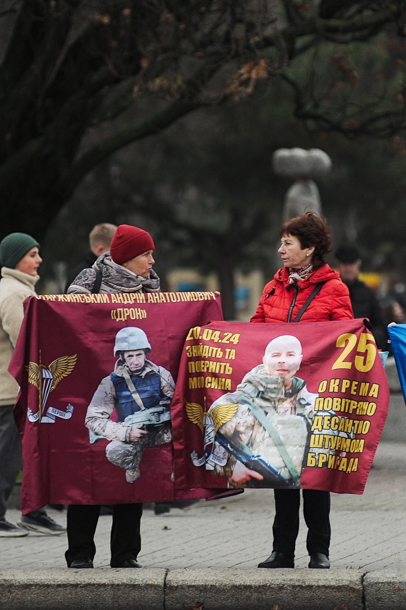 "Наш біль і наша надія" - у Запоріжжі провели автопробіг та акцію на підтримку військовополонених (фото)