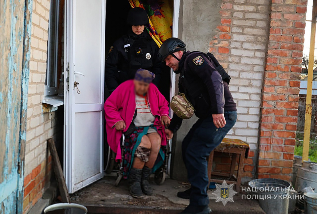 Не хотіла виїжджати до останнього — запорізькі поліцейські евакуювали літню жінку з прифронтового села (фото, відео)