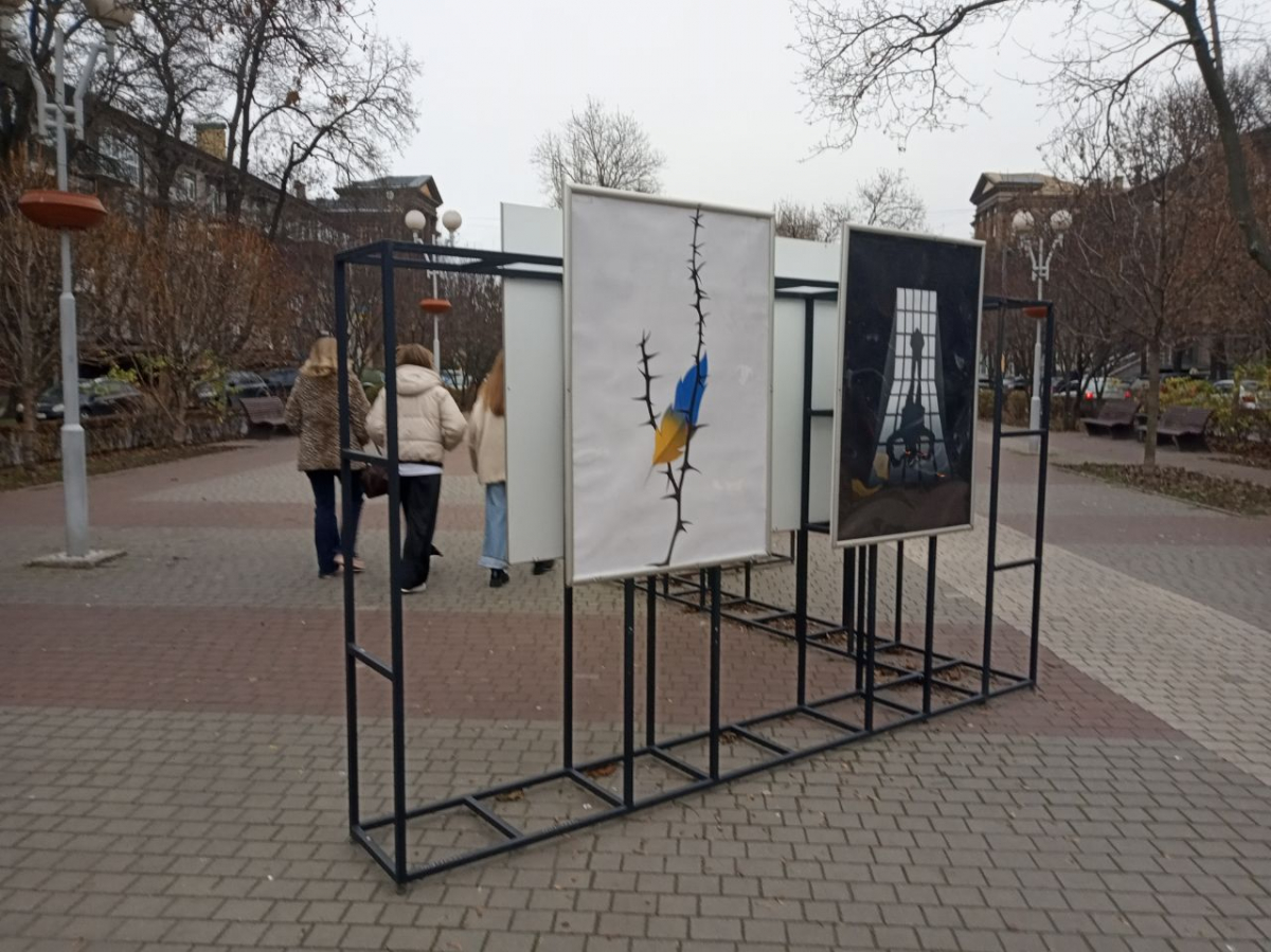 Нова виставка - чиї плакати воєнного часу можна побачити у Запоріжжі просто неба (фото)