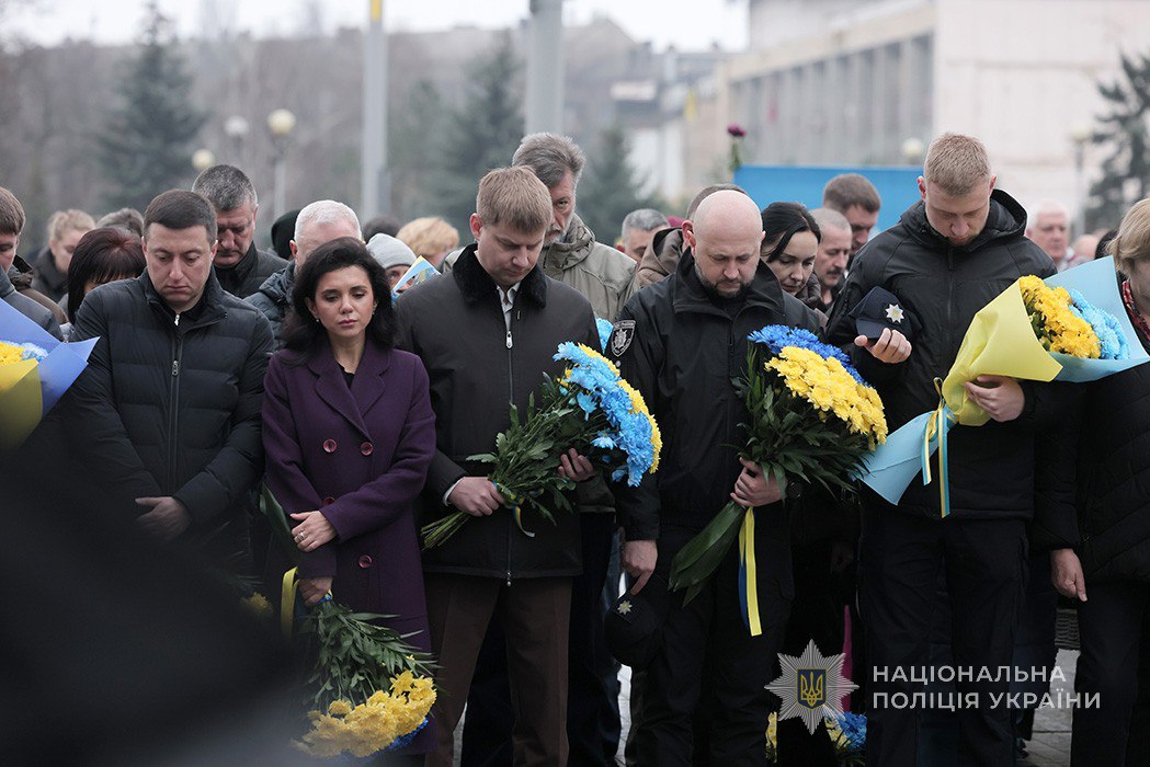 Обличчя Героїв: у Запоріжжі на Алеї пам’яті відкрили нові стенди з портретами полеглих на війні захисників (фото, відео)