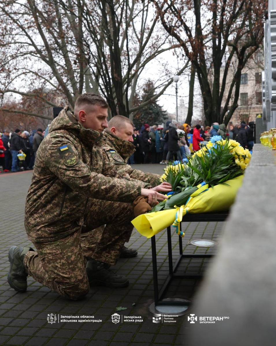 Обличчя Героїв: у Запоріжжі на Алеї пам’яті відкрили нові стенди з портретами полеглих на війні захисників (фото, відео)