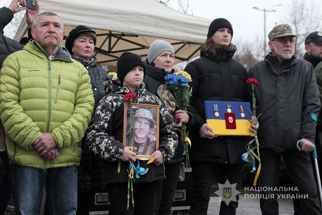 Обличчя Героїв: у Запоріжжі на Алеї пам’яті відкрили нові стенди з портретами полеглих на війні захисників (фото, відео)