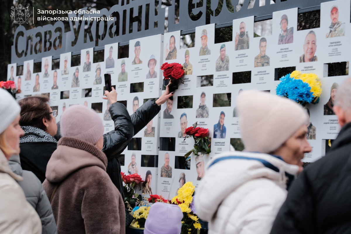 Обличчя Героїв: у Запоріжжі на Алеї пам’яті відкрили нові стенди з портретами полеглих на війні захисників (фото, відео)