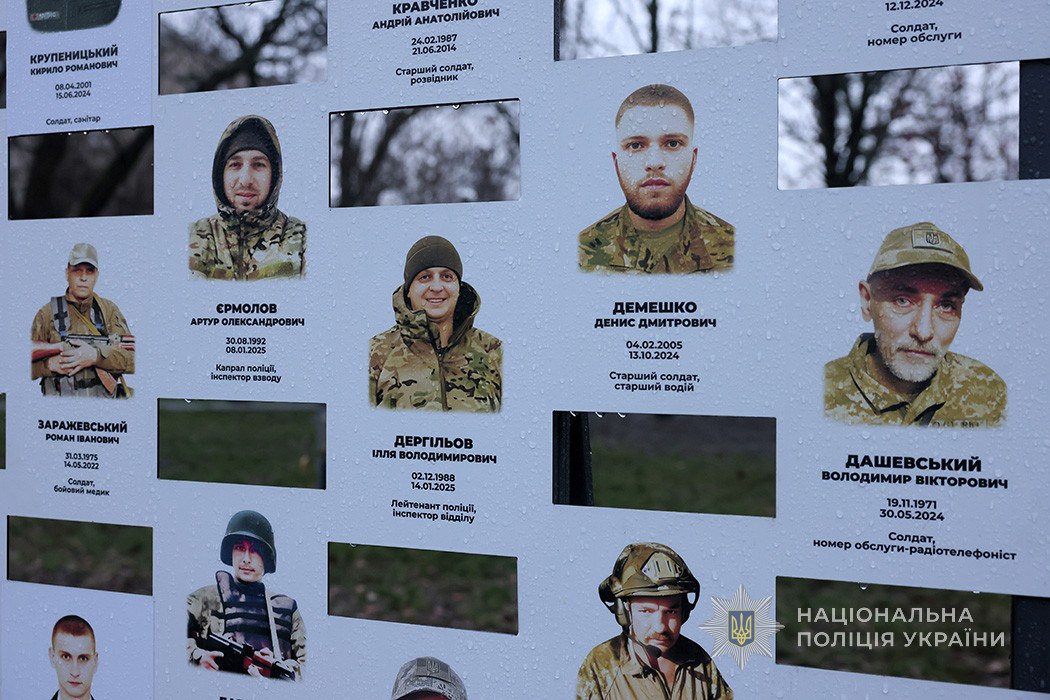 Обличчя Героїв: у Запоріжжі на Алеї пам’яті відкрили нові стенди з портретами полеглих на війні захисників (фото, відео)