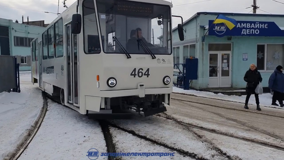 Оновлений та відремонтований: у Запоріжжі трамвай після капремонту виходить у лінію (відео)
