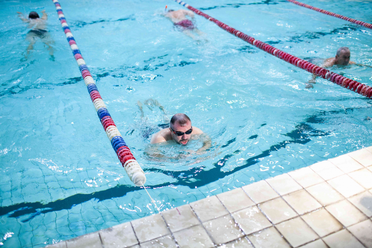 Перший кілометр після поранення: ветеран із Запоріжжя проходить реабілітацію в межах проєкту «Вільні хвилі»