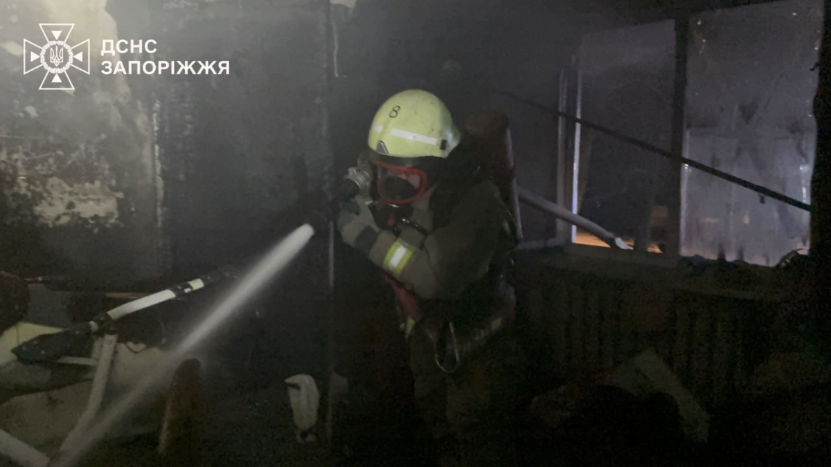  Пожежа в Запоріжжі забрала життя жінки — сусіди врятували мати з трьома дітьми (фото, відео)
