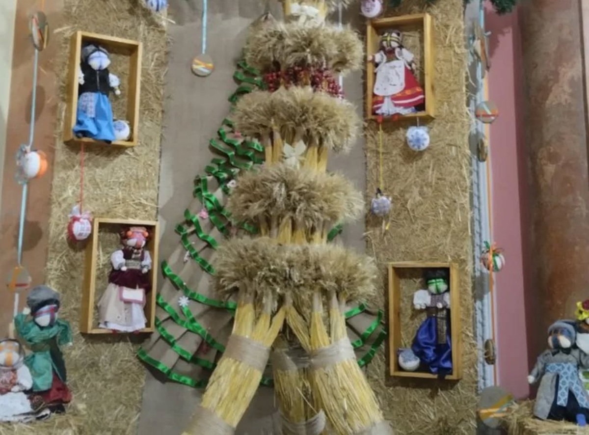 Різдво в серці міста - у запорізькому театрі встановили триметровий дідух (фото)