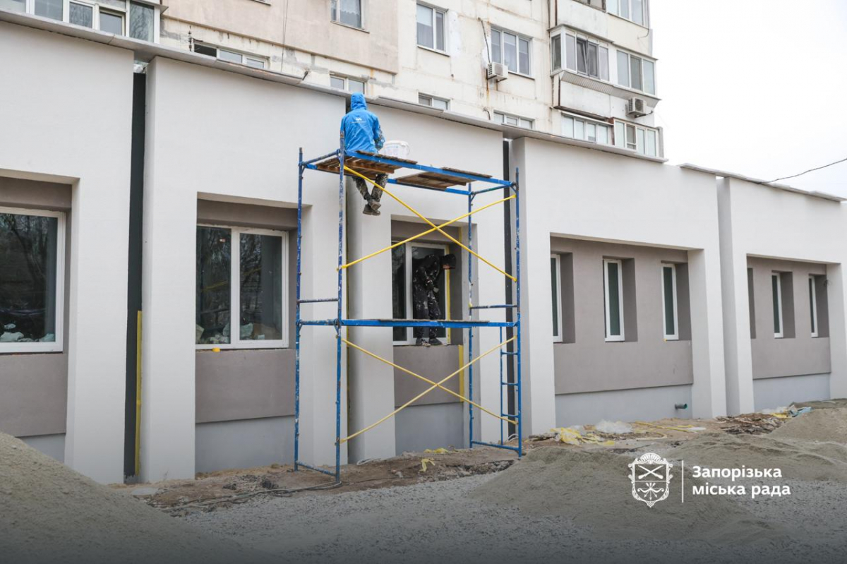 Роботи виходять на фініш - мешканці одного з найбільших житлових масивів Запоріжжя незабаром отримають сучасну амбулаторію (фото)