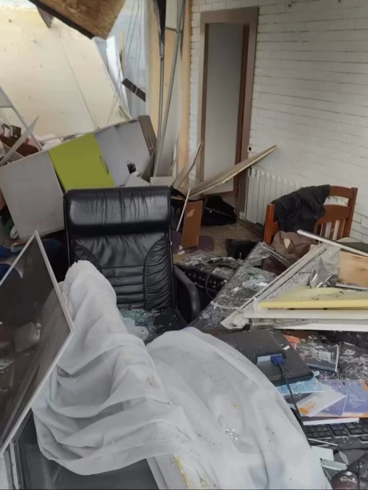 Російський КАБ впав поруч із будинком - у Запоріжжі збирають допомогу для родини відомої співачки і волонтерки (фото, відео)