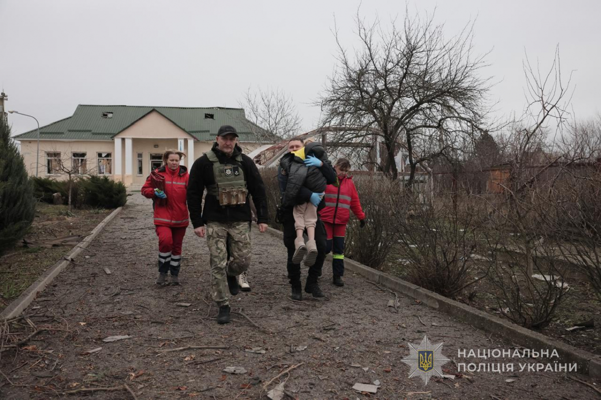 Сьогодні вдень ворог завдав чотири удари по Запоріжжю і Запорізькому району - одну авіабомбу скинув поблизу гімназії