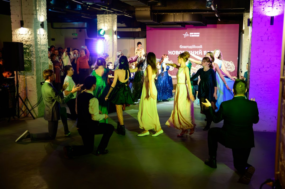 Свято з важливою метою: в Запоріжжі провели новорічний бал на підтримку захисників (фото, відео)
