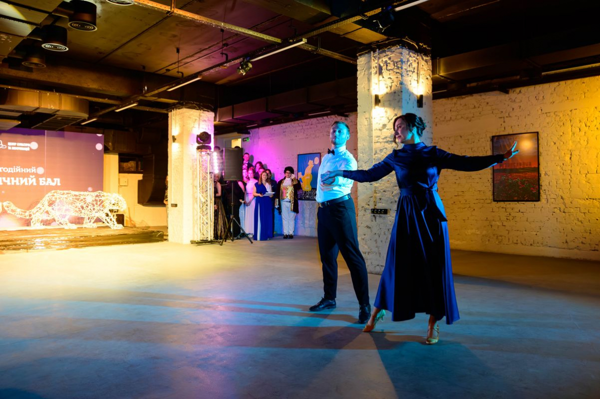 Свято з важливою метою: в Запоріжжі провели новорічний бал на підтримку захисників (фото, відео)