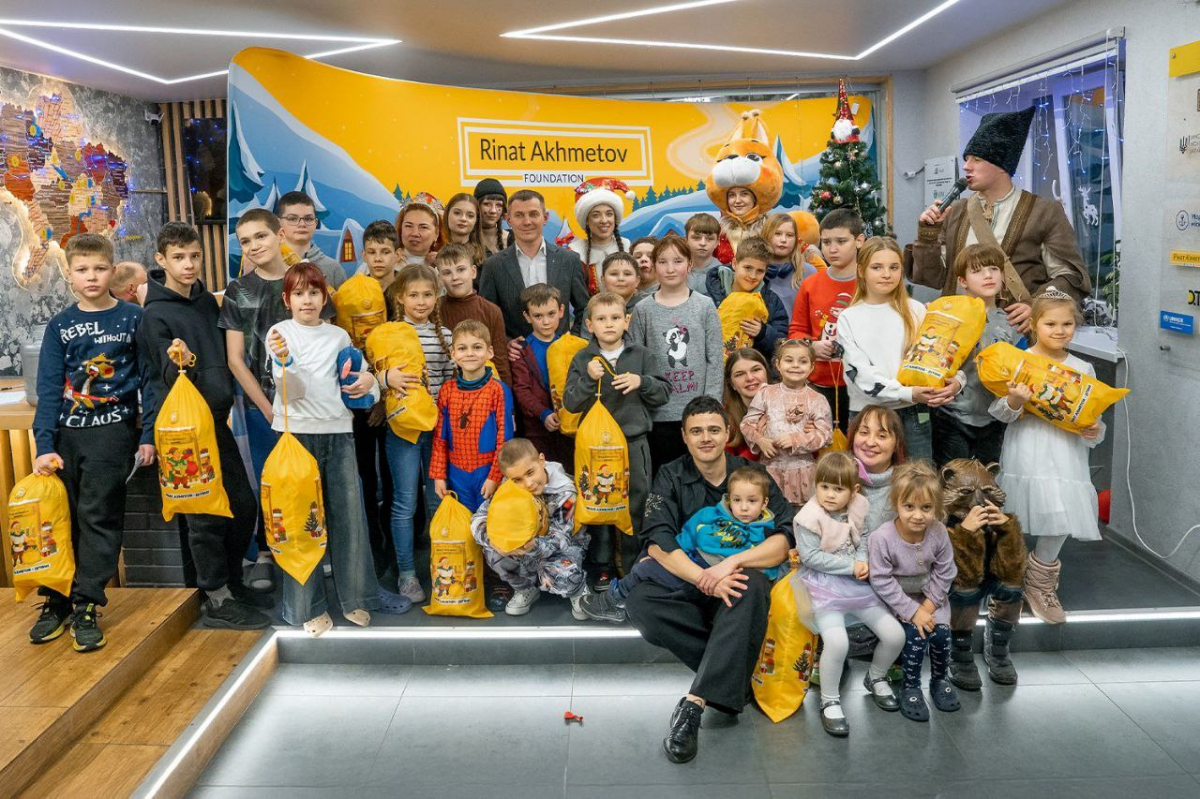 У Дніпрі для дітей з вразливих категорій Фонд Ріната Ахметова організував серію новорічних заходів