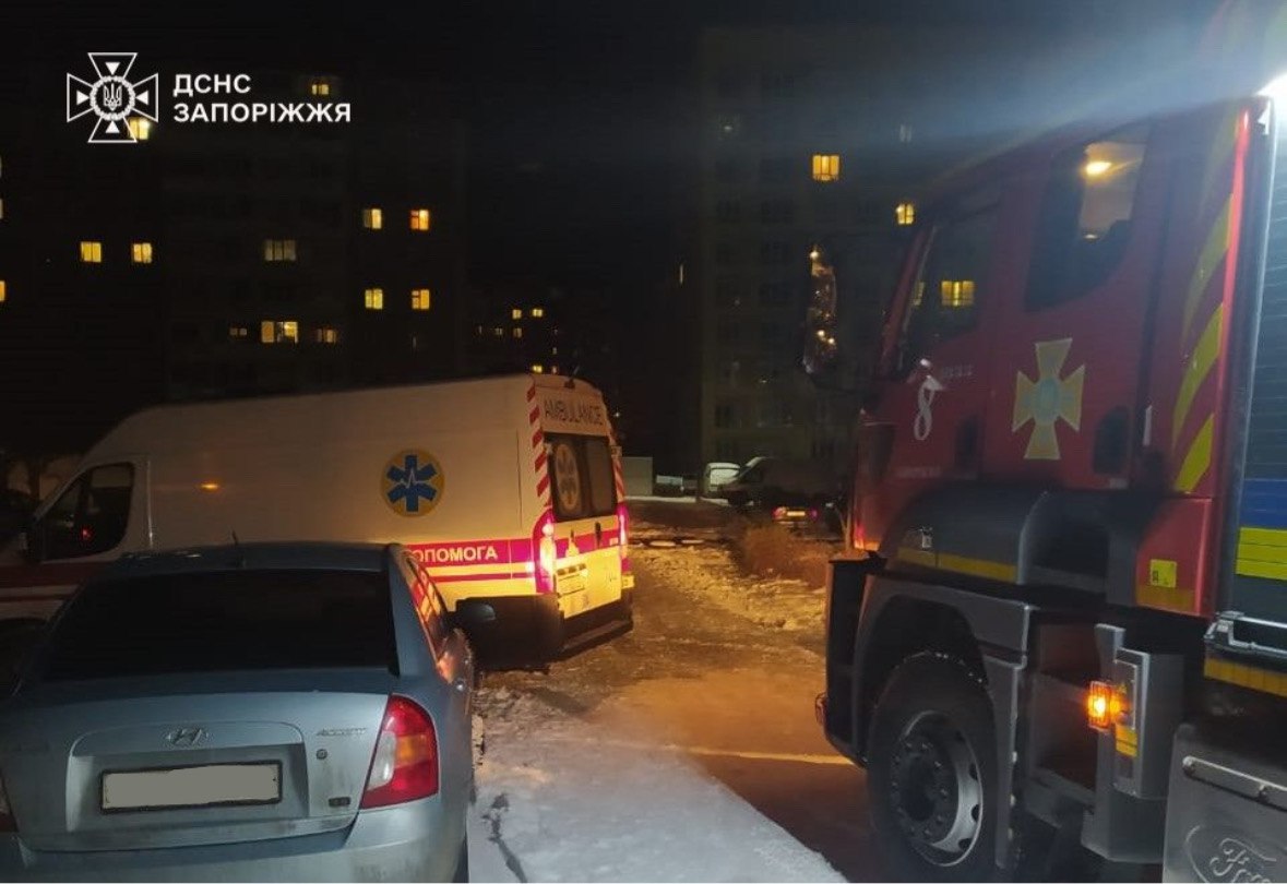 У снігу застрягли автівки та швидкі — на Запоріжжі рятувальники витягли десятки машин (фото)