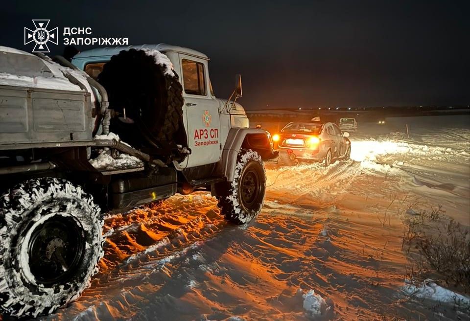 У снігу застрягли автівки та швидкі — на Запоріжжі рятувальники витягли десятки машин (фото)