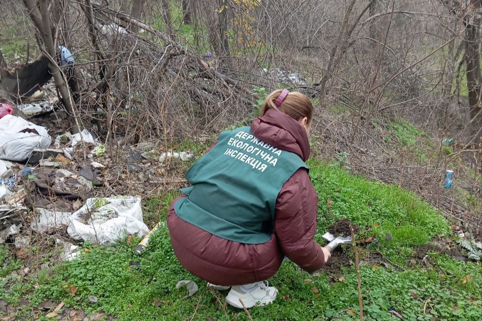 У Запоріжжі мешканці повідомили про несанкціоноване звалище - екоінспекція виїхала на місце (фото)