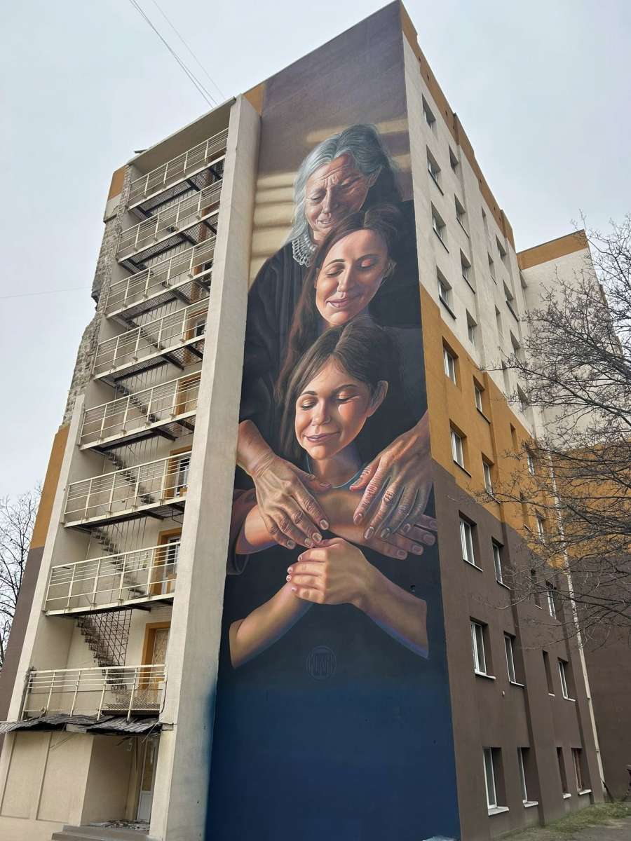 У Запоріжжі на гуртожитку університету, пошкодженому шахедом, завершили створення муралу (фото)