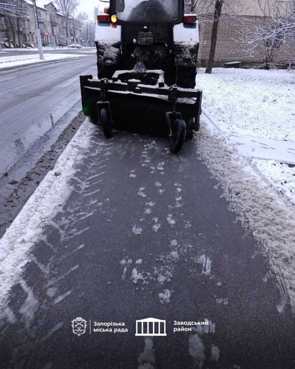 У Запоріжжі почали боротьбу зі снігом - фото перших зимових опадів