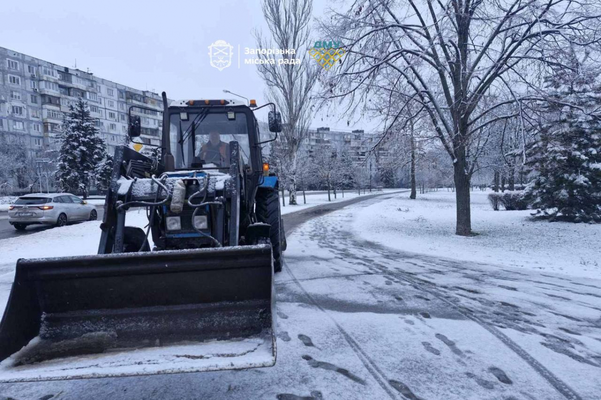 У Запоріжжі почали боротьбу зі снігом - фото перших зимових опадів