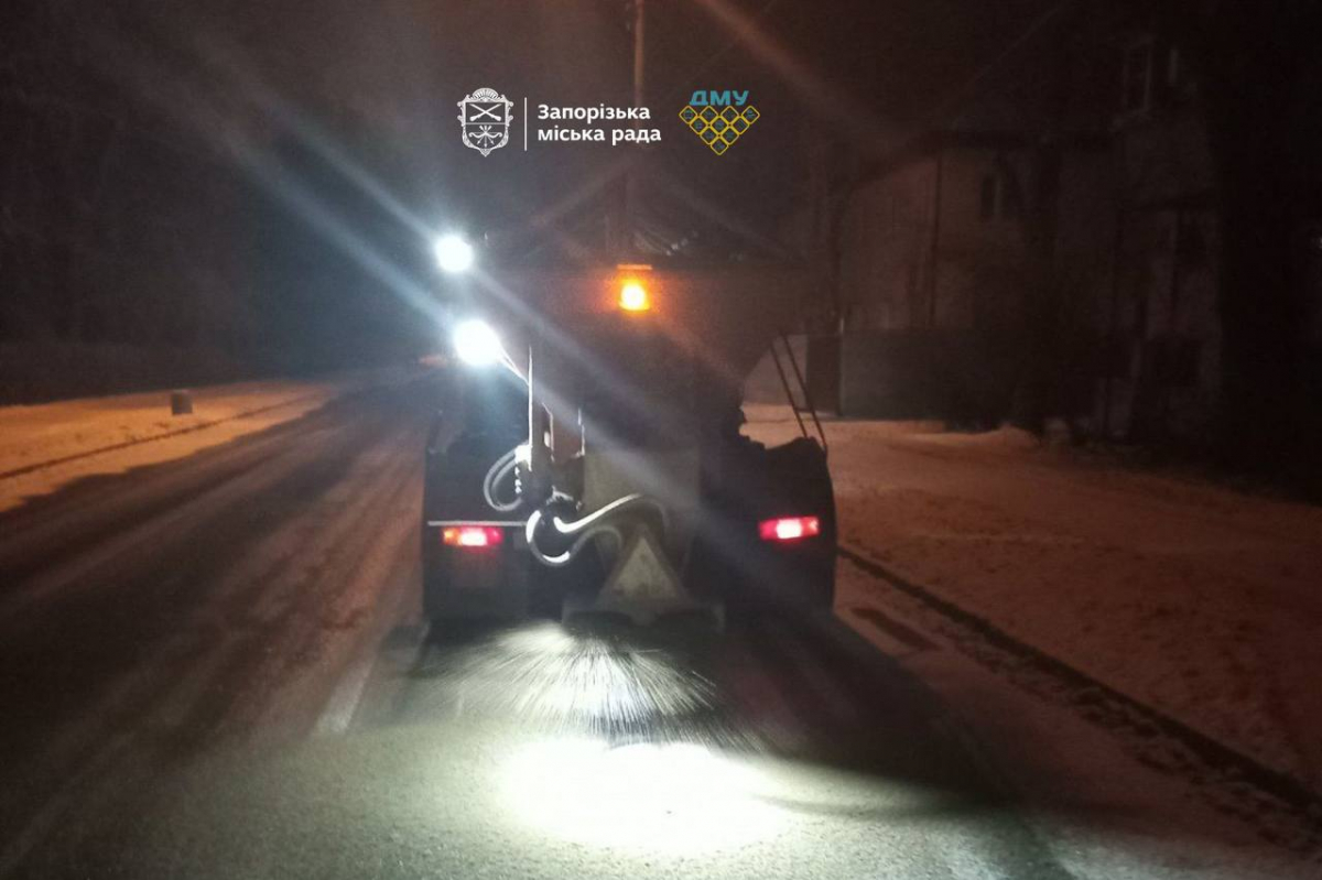 У Запоріжжі почали боротьбу зі снігом - фото перших зимових опадів