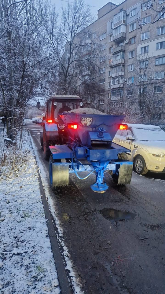 У Запоріжжі почали боротьбу зі снігом - фото перших зимових опадів
