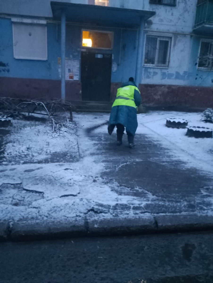 У Запоріжжі почали боротьбу зі снігом - фото перших зимових опадів